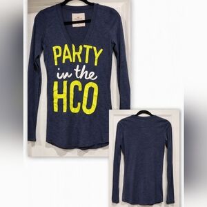Hollister Graphic V-Neck Long Sleeve – Navy Blue “Party in the HCO” Top (XS)